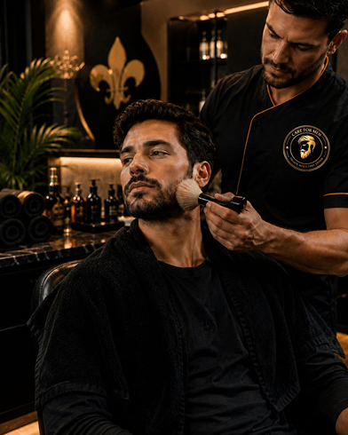 Homem na cadeira recebendo aplicação facial com esponja