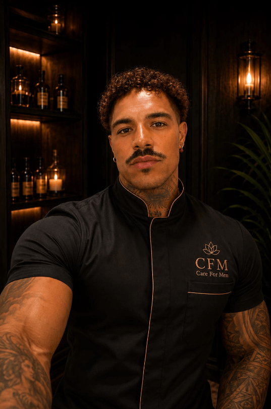 Massoterapeuta Gabriel em uniforme preto premium Care For Men