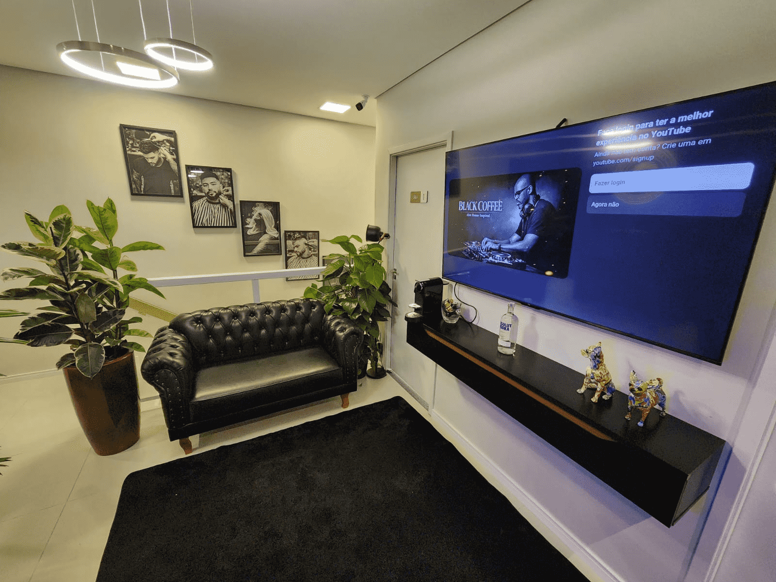 Ambiente interno premium com sofá e televisão